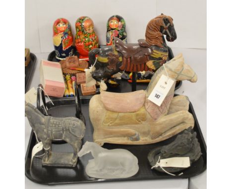 A tray of horse themed ornaments, to include: wooden, glass and terracotta figures; a door knocker; and a horseshoe ornament;