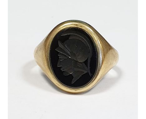 Gent's 9ct gold and onyx ring, the oval onyx engraved with centurion's head
