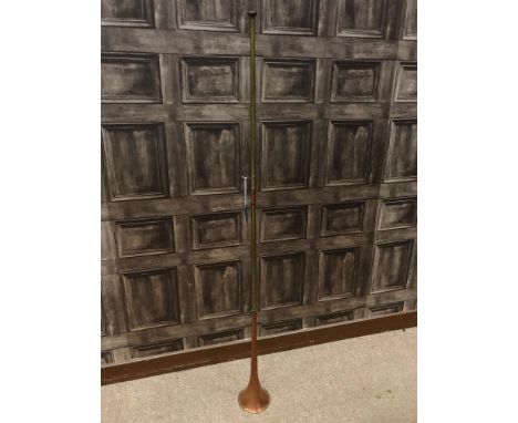 EARLY 20TH CENTURY BRASS AND COPPER HUNTING HORN BY G. PARKER &amp; SONS, of London, 130cm long