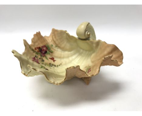 A Worcester shell dish.