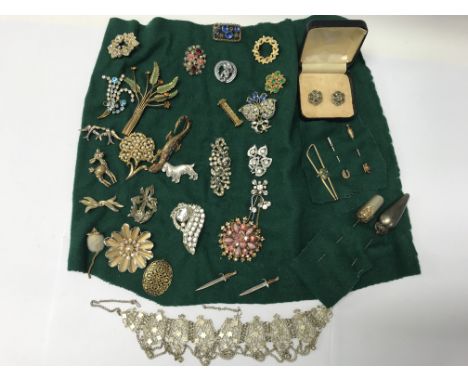 A collection of jewellery including brooches and stick pins.