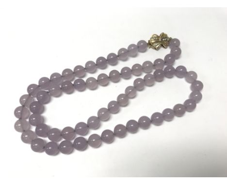 A lavender jade necklace on silver gilt clasp (800)