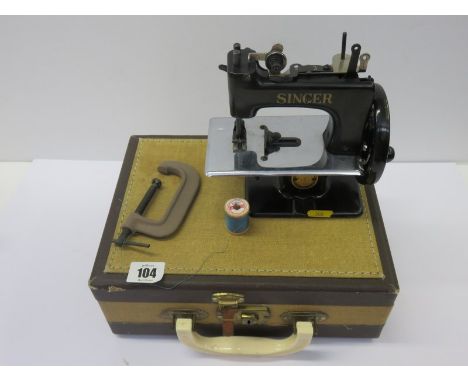 SINGER PORTABLE SEWING MACHINE, a vintage Singer portable sewing machine in original fitted case 