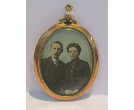 VINTAGE PICTURE PENDANT, set in 1/12th 9ct gold