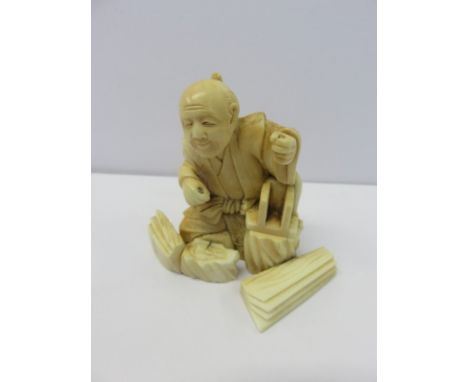 ANTIQUE IVORY, a Japanese carved figure of seated artisan 