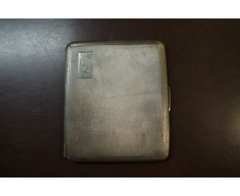 An engine turned silver cigarette case, 138g. 