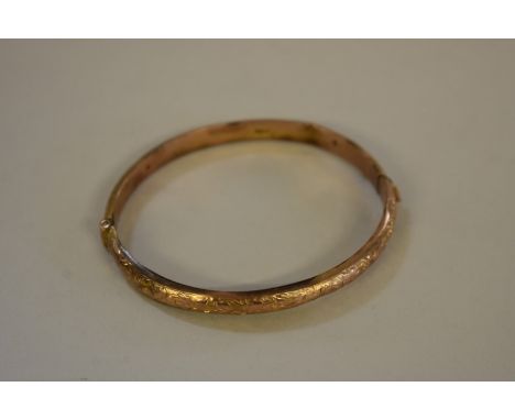 A gold hinged bangle, stamped 375, 6.5g. 