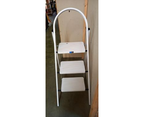 A white 3 step ladder