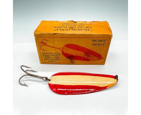 Early example of Lou Eppinger's world famous Daredevle Spoon. Great nostalgic lure in red and white and an uncommon size. Thi