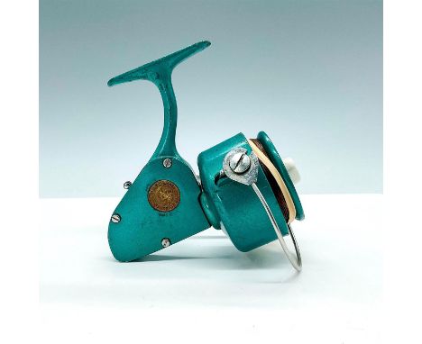 These iconic reels were one of the first Penn surf fishing spinning reels. Green painted metal with name medallion and white 