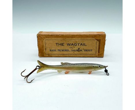 Beautiful lure with lifelike curved body and details. One treble hook at the end. This item has its original box with dimensi