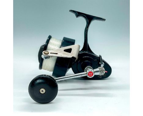 First model of their high-end reel designed for the serious surf-man. Includes manual pick-up, hi-speed retrieve, the black b