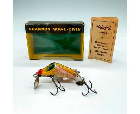 W. J. Jamison Wig-L-Twin Lure Green and Yellow Color. Unique and tough to find early plastic/tenite bait. The Wig-L-Twin was 