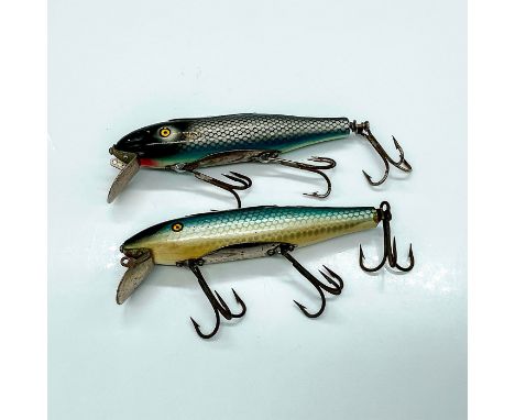 Wood body lure in blue and black mullet scale, three treble hooks, diving plate on front, and metal plate on belly and top. T