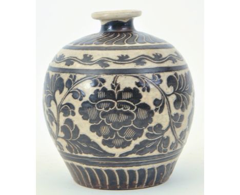An early 19th century Chinese Oriental Cizhou ware Meiping ceramic stoneware bulbous vase. The vase having a lipped rim over 