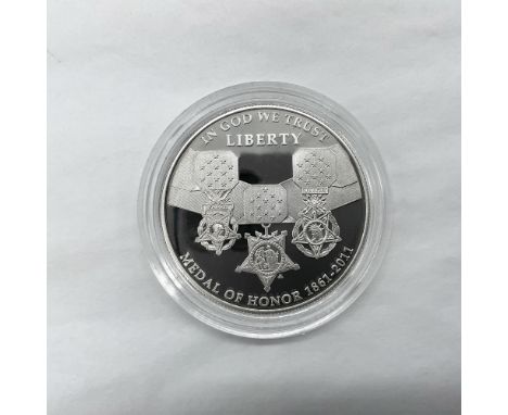 Philadelphia Mint. A commemorative coin for Honor the American Soldier. The obverse side features three modern Medals of Hono