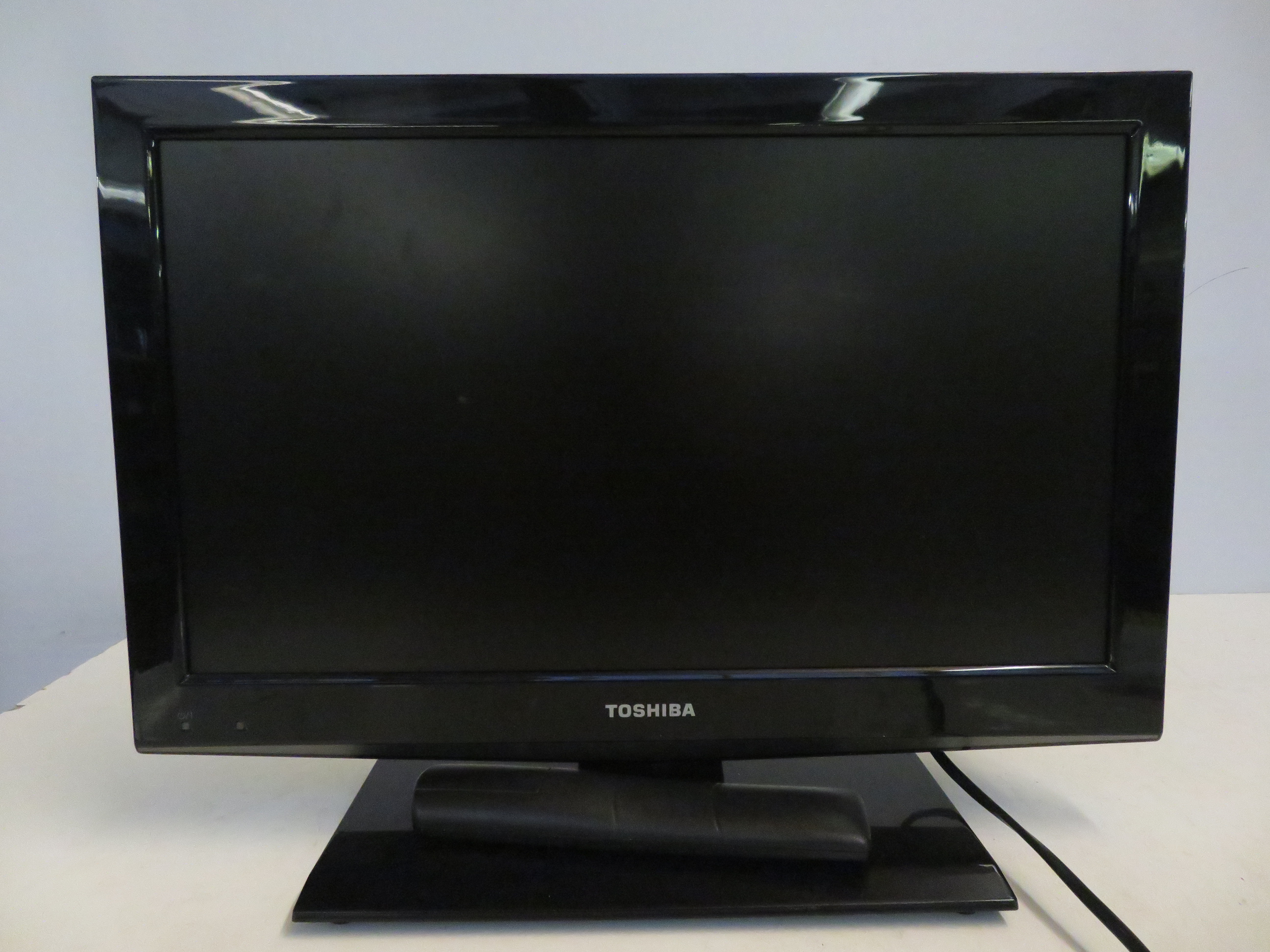 Toshiba TV with remote control 18 inch