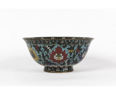 BOL RARE CHINOIS EN ÉMAIL CLOISONNÉ 'LOTUS, VIGNE ET DOUBLE POISSON'Dynastie Ming, XVIe siècleEEN ZELDZAME CHINESE CLOISONNÉ 