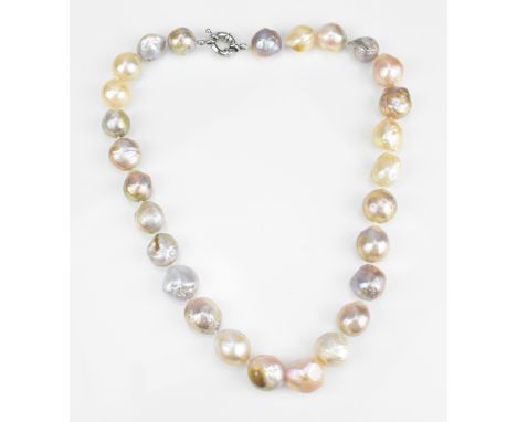 A single strand of baroque pearl necklace, with pink and purple hues, with lobster clasp, 43 cm long 
