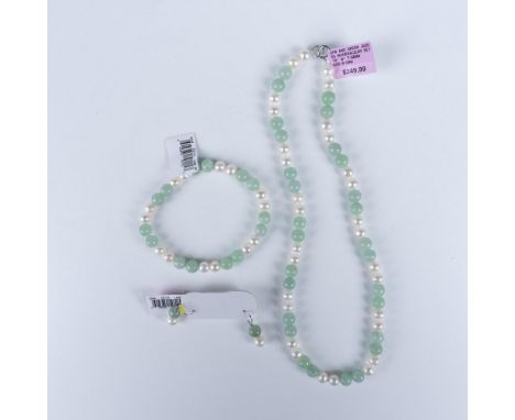 Beautiful white imitation pearls and green jade set, consisting in a Necklace, a bracelet and a pair of earrings. Marked on t