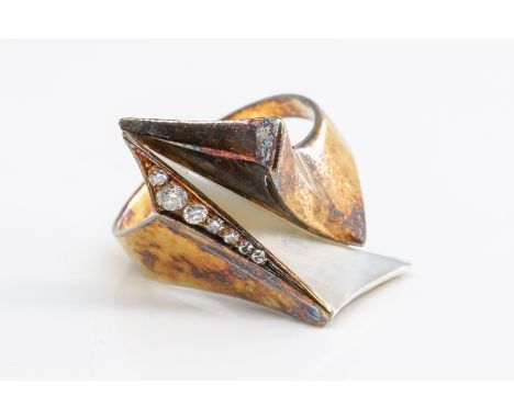 AN ABSTRACT DIAMOND AND MOTHER-OF-PEARL RINGSet with seven round cut diamonds, with a piece of mother-of-pearl in an abstract