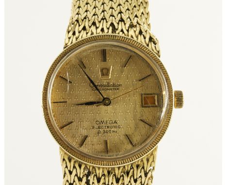 AN OMEGA CONSTELLATION 18CT GOLD CHRONOMETER ELECTRONIC F300HZ WRISTWATCHThe ridged gilt dial with baton hour markers and dat
