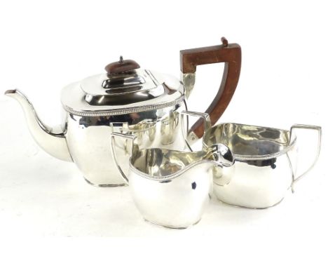 A George V silver three piece tea set, the teapot with composition knop and handle, Chester 1928, 28½oz gross.