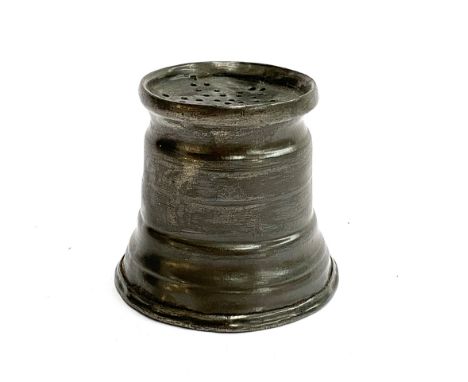 An 18th century pewter pounce pot/sander, 6.2cmH 