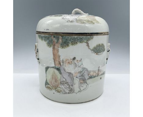 This porcelain covered jar was produced during the Tongzhi Era of the Great Qing Dynasty. It depicts hand-painted scenes of s