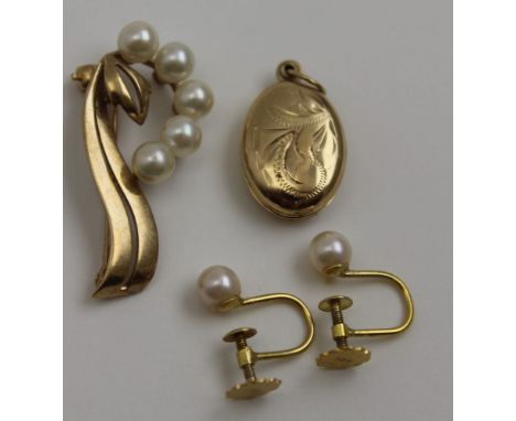 A 9ct gold brooch, pearl mounted, and a pair of 9ct gold earrings set pearls, gross weight: 5.8g 