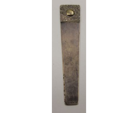 A Stuart Devlin silver bookmark, remains of gilding to the stylised sunburst cap, London 1983, 9.5cm high, 8.8g 