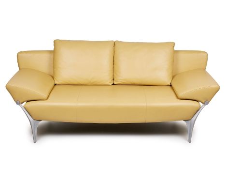 Sofa, Rolf Benz um 2003.Modell: 1600 2-Sitzer. Gelbes Leder. Umklappbare Armlehnen. Seitl. Herstellerplakette "Rolf Benz". H 