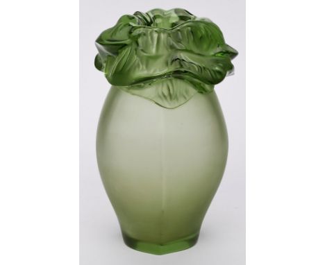 Vase mit Blattrelief, Lalique Ende 20. Jh.Modell "St. Barth". Grünes mattes Glas, partiell poliert. 3-paßiger, leicht gebauch