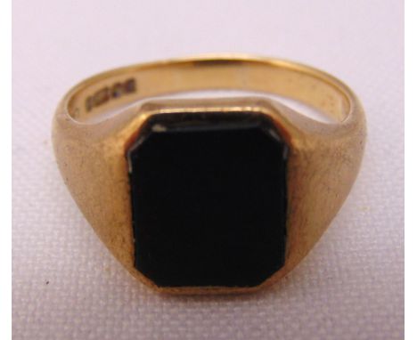 9ct gold gentlemans signet ring, approx total weight 5.8g
