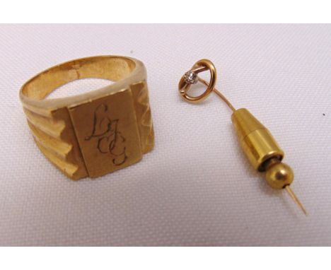 9ct gold signet ring and a 9ct gold and diamond tiepin, approx total weight 15.4g
