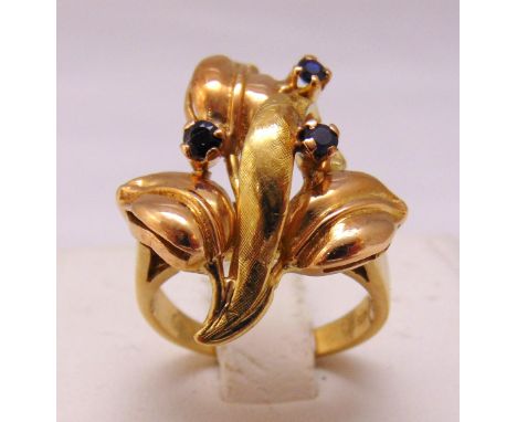 18ct yellow gold flower ring set with sapphires, approx total weight 8.5g