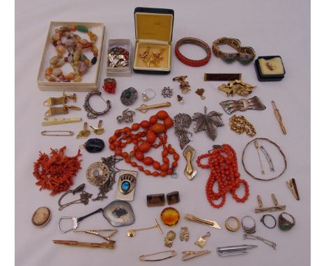 A quantity of costume jewellery to include a bracelet, a ring, cufflinks and a pendant