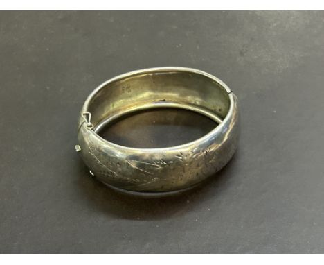 Silver bangle - bruised 34g 