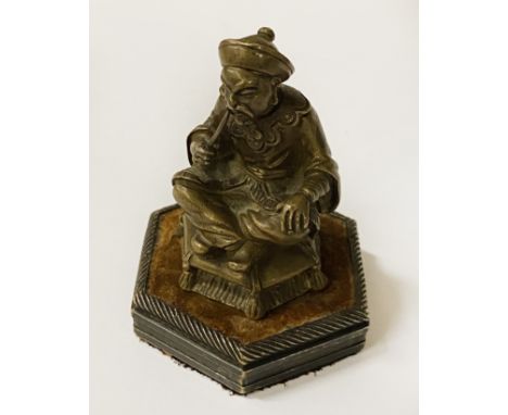 ASIATIQUE FIGURE OF A MAN SMAOKING A PIPE - VIEMESE GILT BRONZE - 8 CMS (H) APPROX