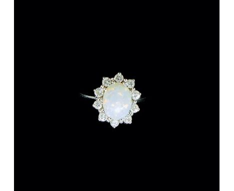 Opal-Diamant-Ring 2. H. 20. Jh. Zarte Schiene, erhöhte Schauseite mit ovalem Opalcabochon in einer Entourage von insg. 100 Br