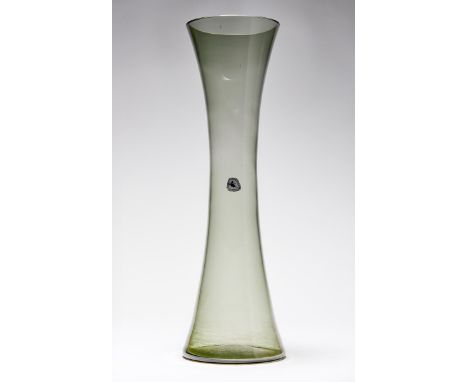 Mid-Century-Vase Vohenstrauß, Alfred Taube - 1950er Jahre Doppelkonische Form. Olivgrünes Rauchglas. An der Wandung Etikett m