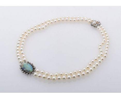 Opal-Perl-Collier 20. Jh. Zweireihig weiße Perlen (Ø ca. 0,7 cm), als Mittelteil querliegender, ovaler Opal-Cabochon, umgeben