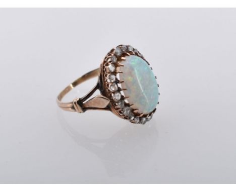 Sehr feiner Opal-Diamant-Ring 20. Jh. Gekerbte Schiene, die Schulter gespalten und mit Rautendekor, schauseitig besetzt mit g