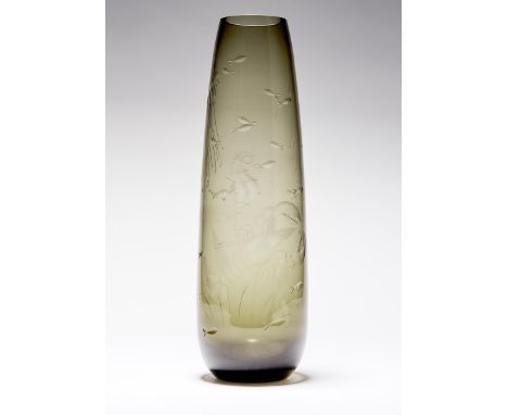 Vase mit Unterwasserwelt 20. Jh. Schlanke Keulenform. Farbloses Glas mit verlaufendem, rauchgrünem Ãœberfang; matt geschnitte