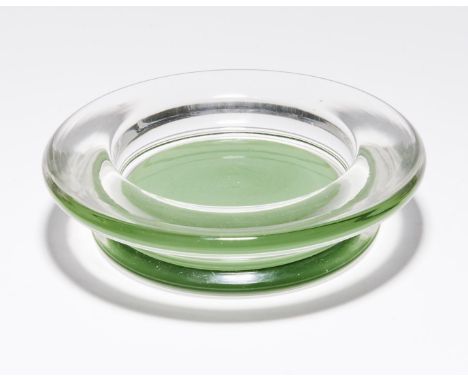 Schale Venini, Murano - um 1970 Runde Form mit gekehlter Wandung und horizontal vorkragendem, breitem Rand. Farbloses Glas, i