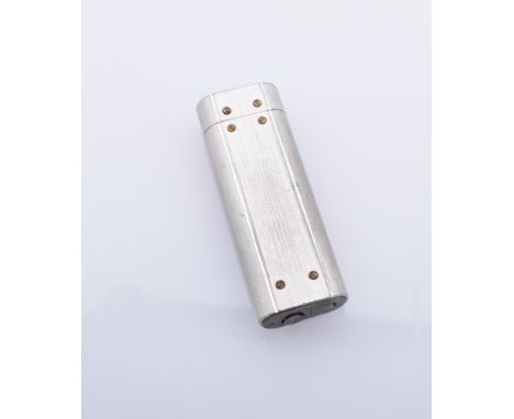 Cartier-Feuerzeug Paris, um 1990 Mattierte Oberfläche mit länglichen Zierrillen sowie goldene Zierschrauben. Silber. Untersei