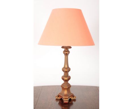 A GILTWOOD ELECTRIC TABLE LAMP OF 18TH CENTURY ITALIAN DESIGNwith circular sconce, knopped triangular stem on scrolled toes, 