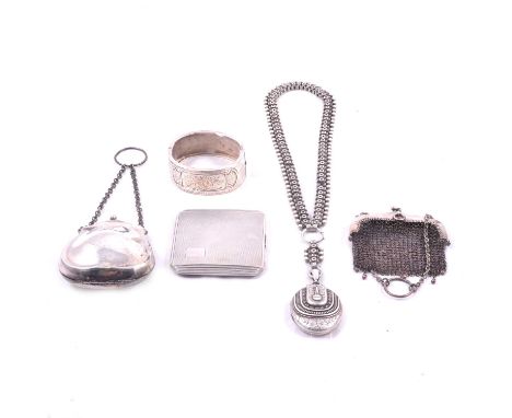 An Edwardian silver purse, Henry Williamson Ltd, Birmingham 1918, plain polished finish, material lining, base metal chain; a