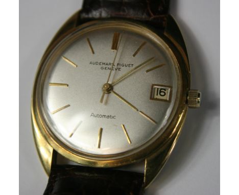 AUDEMARS PIGUET - gents wristwatch in 18ct gold case with brown leather strap.  Automatic self winding movement with date win