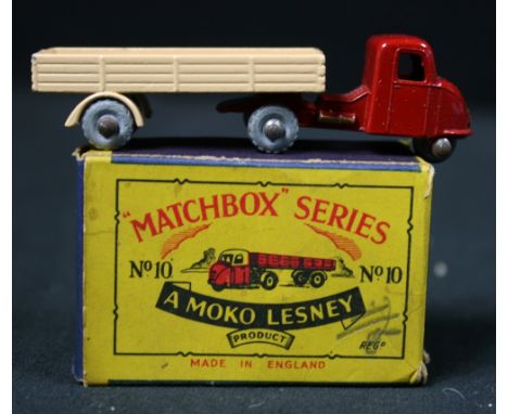 MATCHBOX - No.10b Scammell Mechanical Horse, red cab, gold trim, light brown trailer with grey plastic wheels, in type B Moko